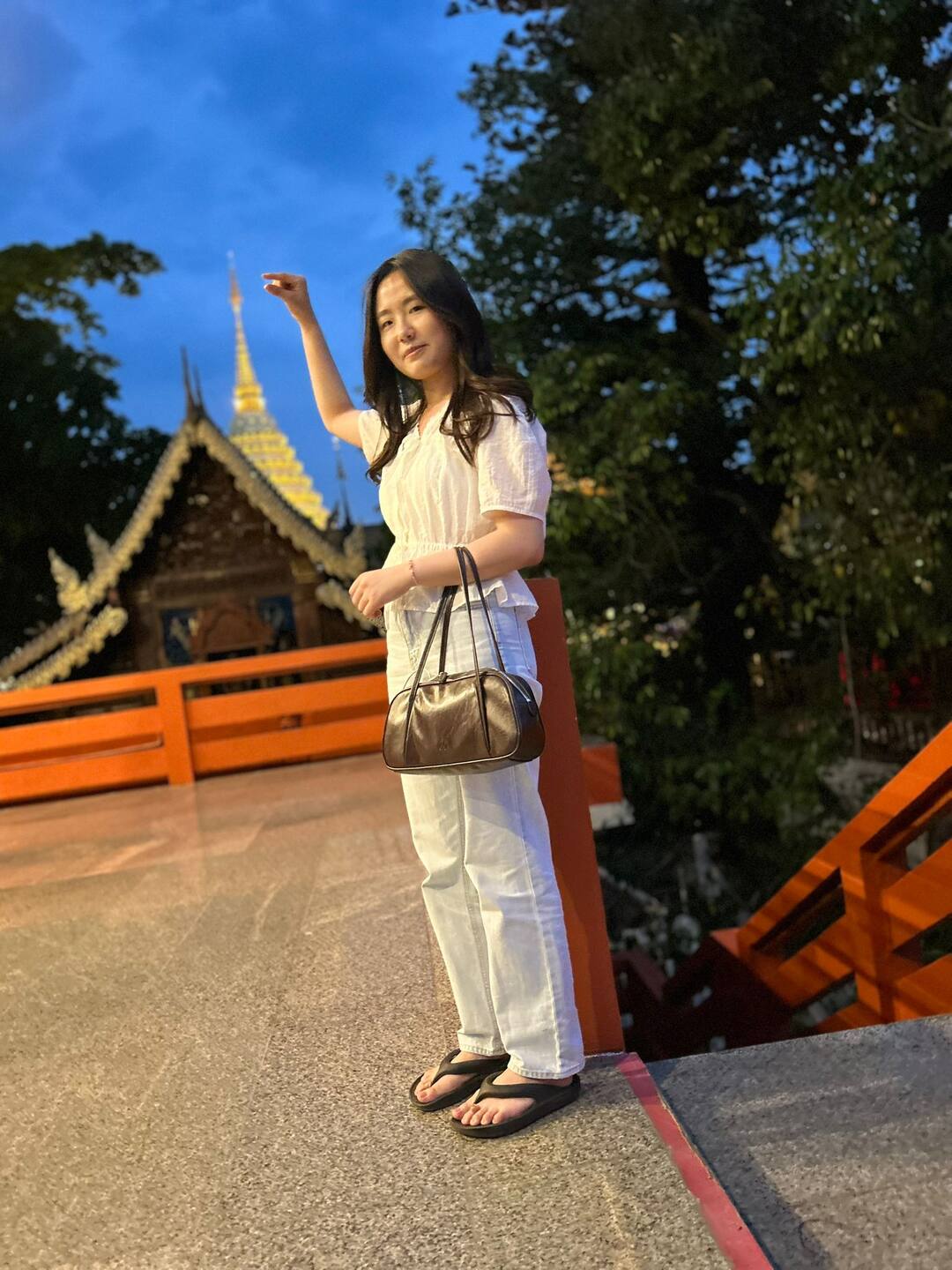 A guest waving at the temple gate